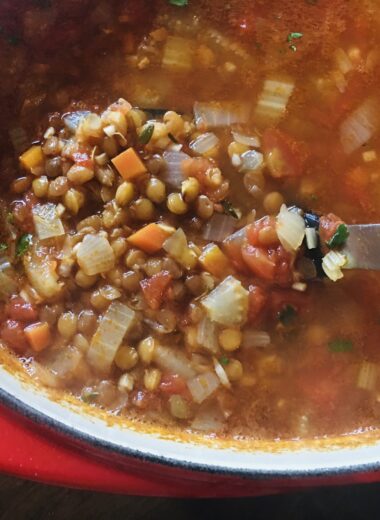 鍋で作るレンズ豆と野菜のスープ