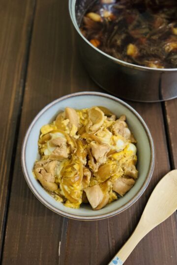 だし香るやさしい味わいの親子丼